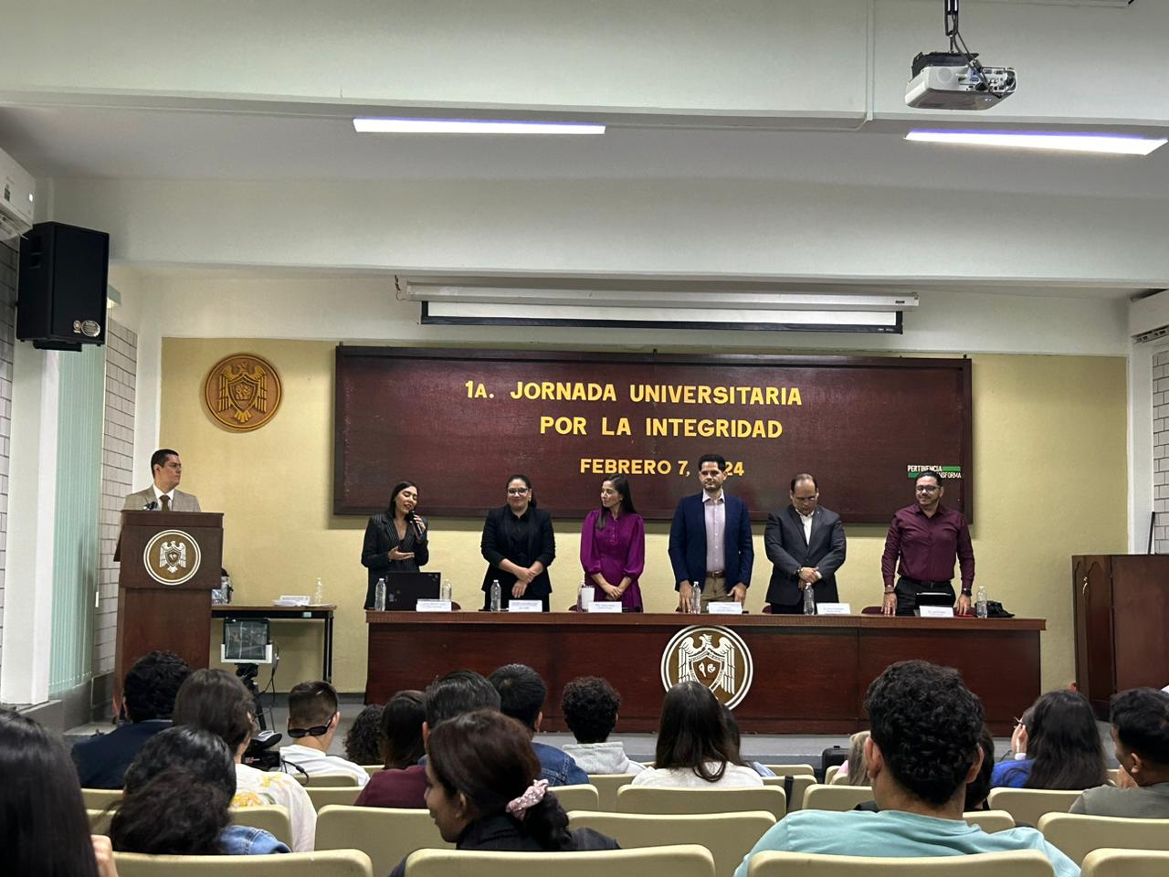 Café por la integridad con la población universitaria.